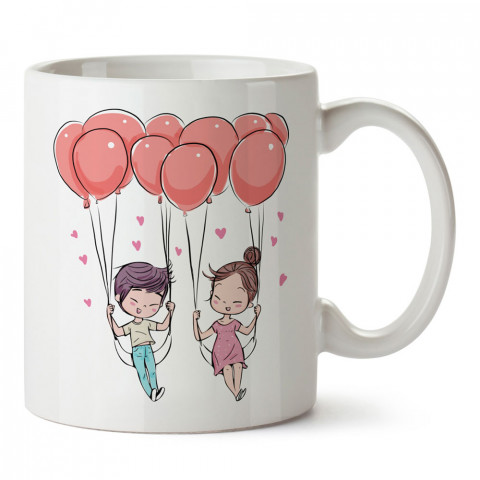 Balon Salıncakta Sevgililer tasarım porselen kupa bardak (mug). Sevgiliye hediye aşk içerikli kupa bardaklar. Sevgiliye en güzel hediye kupa. Sevgili için kahve kupası.